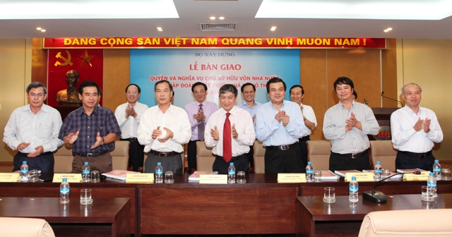 Lễ bàn giao quyền và nghĩa vụ chủ sở hữu vốn Nhà nước từ Tập đoàn Phát triển nhà và Đô thị về Bộ Xây dựng